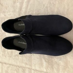 Navy Croft and Barrow Ortholite suede shoes. Size 8.5. Worn once.